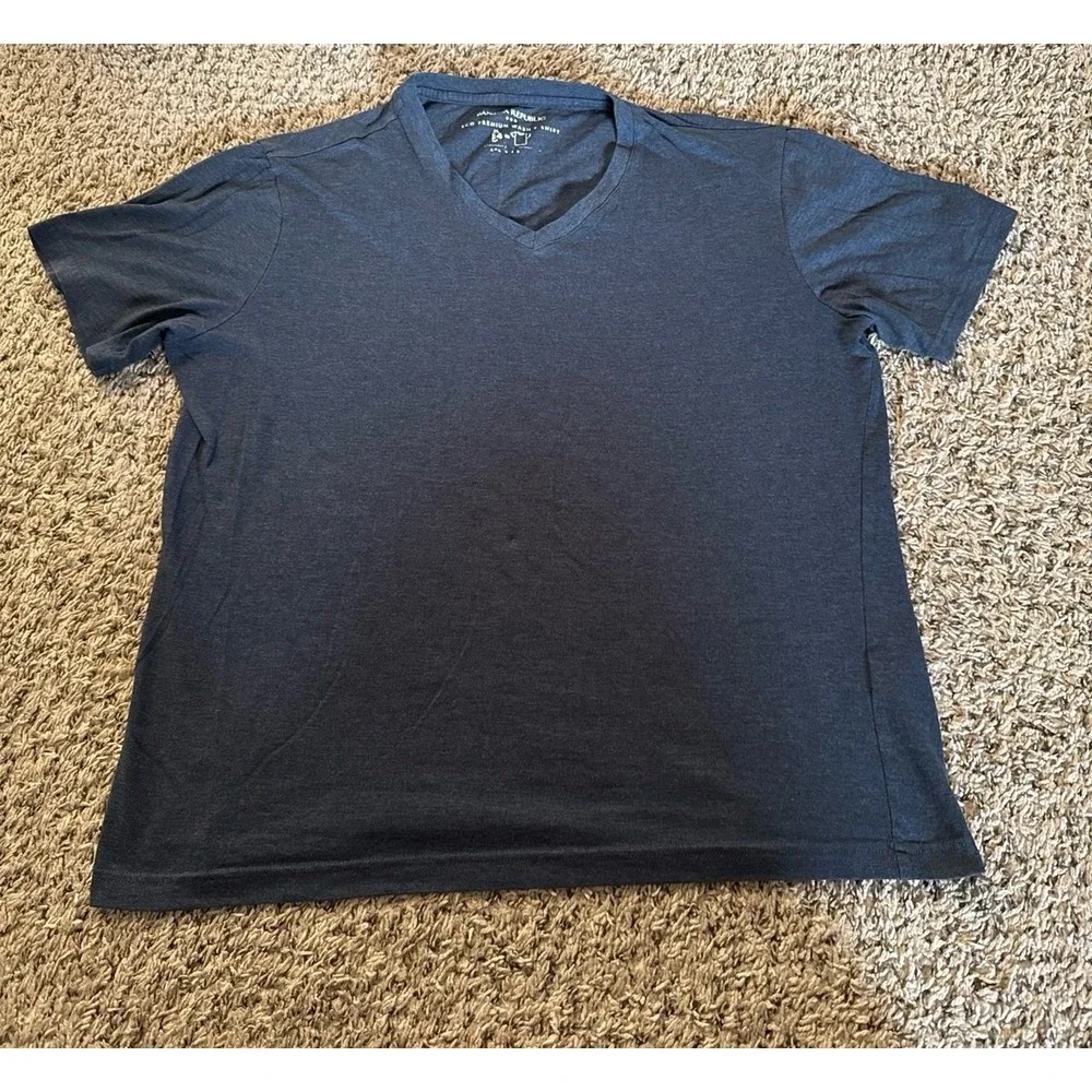 Banana Republic Men's Blue Eco Premium Wash V-Neck Tee Size Large